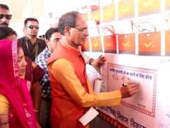 मुख्यमंत्री ने महिलाओं की पाती पर लिखा- 'भाई शिवराज हर महीने 1000 रुपये भेजेगा'