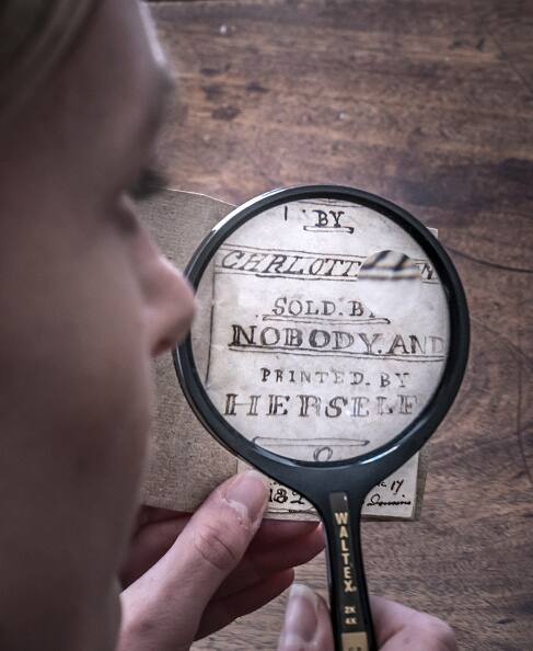 तीसरे नंबर पर बात करते हैं दुनिया की सबसे छोटी किताब के बारे में. दुनिया की सबसे छोटी किताब का नाम शिकी नो कुसाबाना है. यह जापानी भाषा में लिखी एक किताब है. 22 पन्नों की इस किताब का आकार 0.74 गुणा 0.75 मिलीमीटर है.