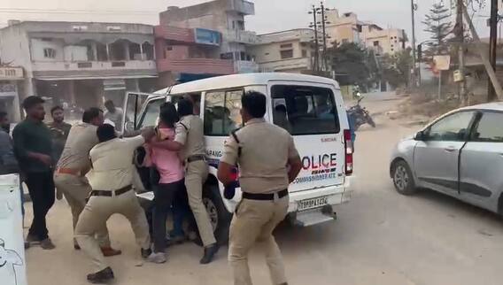 Attack on Bhairi Naresh | అయ్యప్ప స్వామిపై వివాదాస్పద వ్యాఖ్యలు చేసిన బైరి నరేష్ పై దాడి | ABP