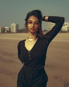 Meenakshi Chaudhary: చక్కనమ్మ చిక్కినా అందమే, మెరుపుతీగలా మారిన మీనాక్షి