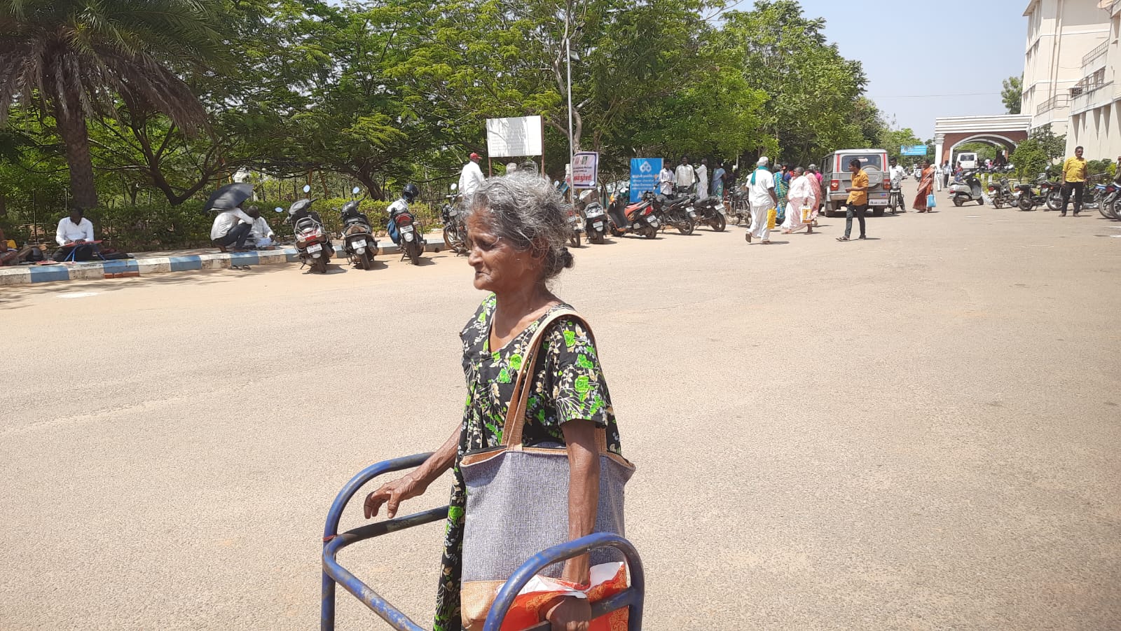 தளர்ந்த உடல்... வாக்கருடன் நடை: மகன் பராமரிக்காததால் சொத்துக்களை மீட்டு தர கோரி தன்னந்தனியே வந்த தன்னம்பிக்கை பாட்டி