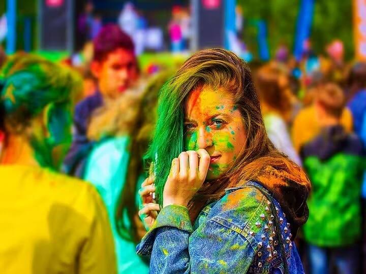 Holi 2023 skin respiratory patients should avoid using chemical colors marathi news Holi 2023 : होळीत रंगांची उधळण करताना सावधान; 'या' रंगांमुळे दमा, त्वचेच्या रुग्णांच्या वाढू शकतात समस्या