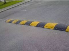 ਕਾਲੇ ਪੀਲੇ ਸਪੀਡ ਬ੍ਰੇਕਰਾਂ ਤੋਂ ਲੰਘਣ 'ਤੇ ਗੱਡੀ ਜ਼ਿਆਦਾ ਆਵਾਜ਼ ਕਿਉਂ ਕਰਦੀ ? ਇਹ ਹੈ ਵਜ੍ਹਾ