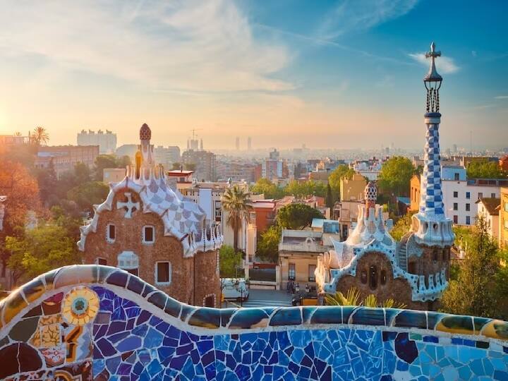 बार्सिलोना, स्पेन (Barcelona Spain) उत्तर पूर्वी स्पेन के तट पर स्थित एक शहर है. यहां आपको वास्तुकला और शानदार भोजन के जायके खाने को मिलेंगे. (Pic: Freepik.com)