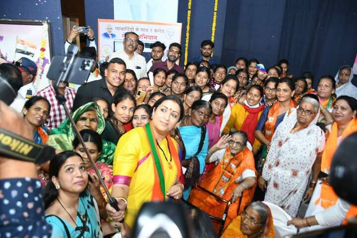 देशभरात अशा एक कोटी महिलांसोबत त्या सेल्फी घेणार आहेत.