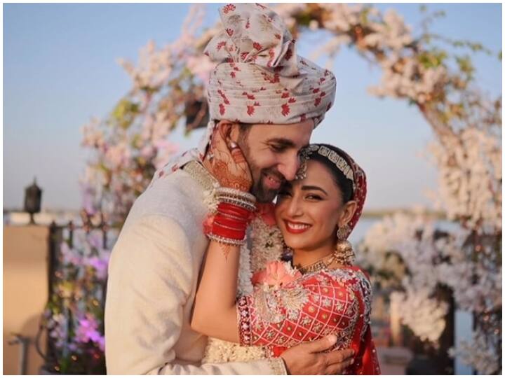 Pakistani actress Ushna Shah trolled for wearing red lehenga in her wedding now she gave a befitting reply to trolls Ushna Shah ने अपनी शादी में इंडियन ब्राइड की तरह पहना था लाल सुर्ख जोड़ा, ट्रोल करने वालों की पाकिस्तानी एक्ट्रेस ने लगाई क्लास