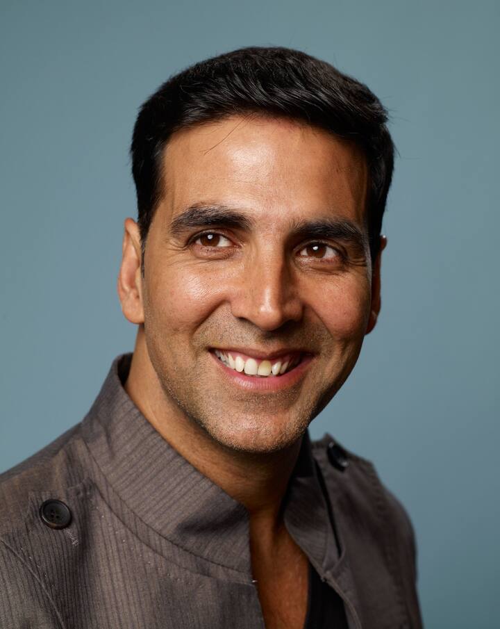 'दीदार' या सिनेमासाठी अक्षयने 50 हजार रुपये मानधन घेतलं होतं. तर 'सौगंध' या सिनेमासाठी अक्षयला 75 हजार रुपये मिळाले होते.