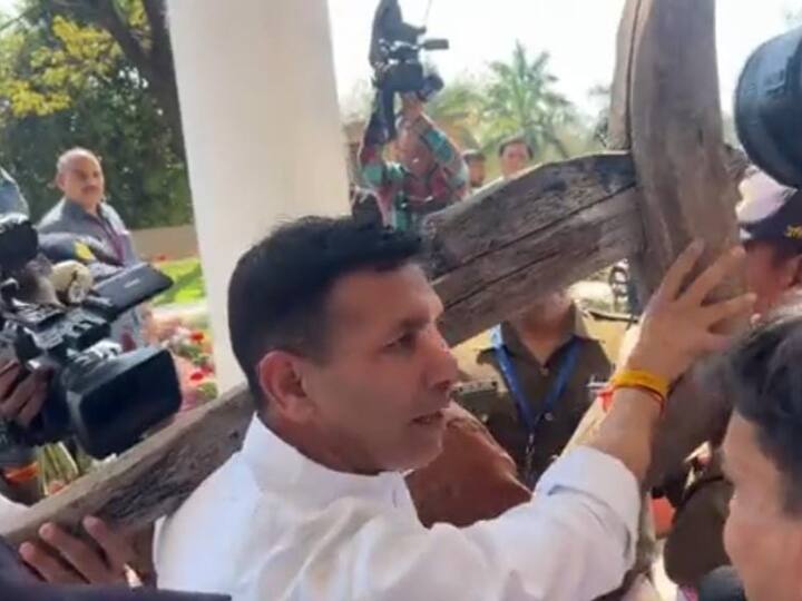 MP Budget Session: जीतू पटवारी को विधानसभा में जाने से रोका गया, हल लेकर पहुंचे थे विधायक MP budget session MLA Jitu Patwari Denied Entry in Vidhan Sabha when he brought Farmers Plough ANN MP Budget Session: जीतू पटवारी को विधानसभा में जाने से रोका गया, हल लेकर पहुंचे थे विधायक