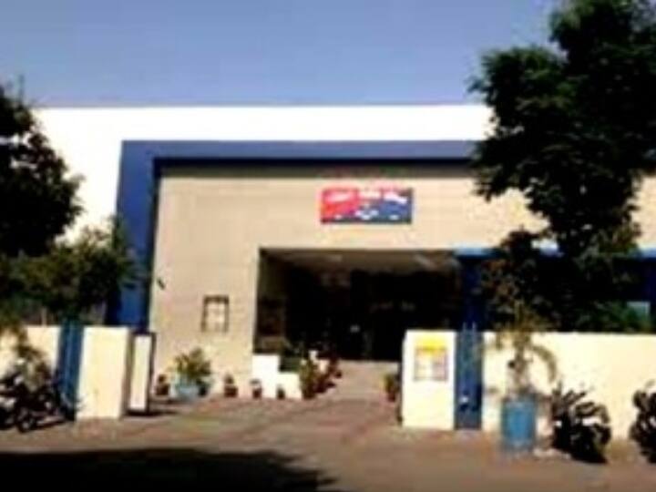 Surat Woman Tried To Kill Herself Giving Poison Two Daughters Condition Of Daughters Like Gujarat Gujarat Suicide: सूरत में महिला ने दो बेटियों को जहर देकर खुद भी की जान देने की कोशिश, पति ने दी ये जानकारी