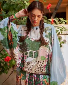 Aditi Rao Hydari : ‘அழகியே மேரி மீ..’ ரெட்டை ஜடை போட்டு அசத்தும் அதிதி ராவ்!