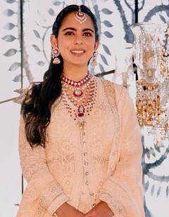 Isha Ambani की खुशियों में बेट-बहू संग शरीक हुए मुकेश अंबानी और नीता अंबानी, Shloka Mehta ने रॉयल एथनिक लुक से बटोरी लाइमलाइट