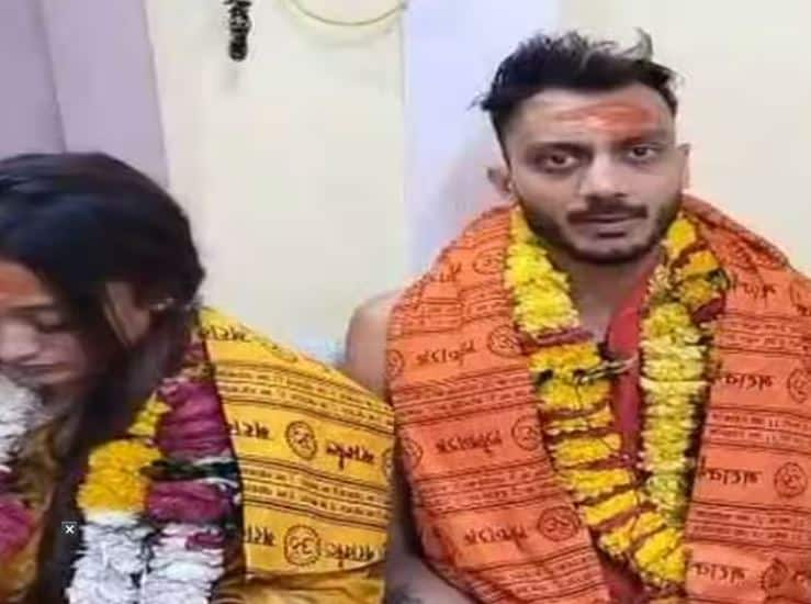 After kl rahul now axar patel visit mahakal temple with his wife know here in details  KL Rahul બાદ અક્ષર પટેલ પણ પહોંચ્યો મહાકાલના દરબારમાં, પત્ની સાથે ભસ્મ આરતીમાં થયો સામેલ 