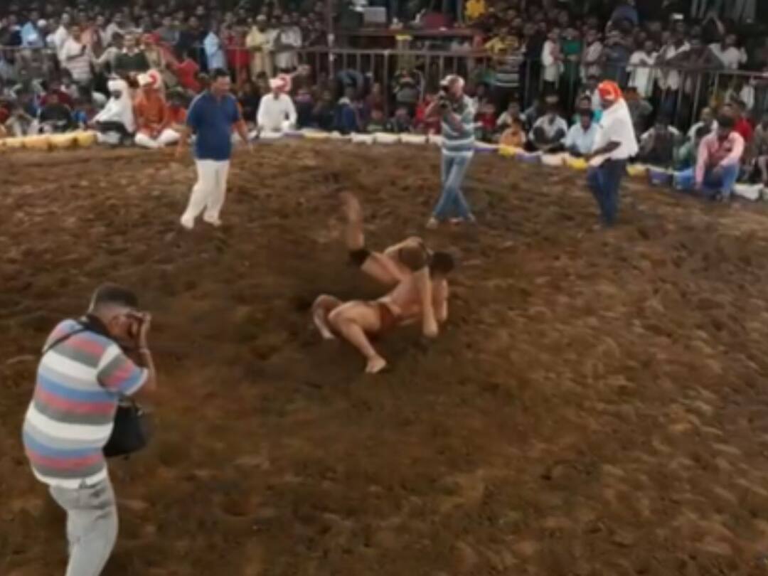 Sikandar Shaikh : सांगलीतील कुस्ती मैदानात सिकंदर शेखने एका मिनिटात गोपी पंजाबला दाखवलं अस्मान! Sikandar Shaikh showed the sky to Gopi Punjab in one minute in the wrestling ground in Sangli Sikandar Shaikh : सांगलीतील कुस्ती मैदानात सिकंदर शेखने एका मिनिटात गोपी पंजाबला दाखवलं अस्मान!