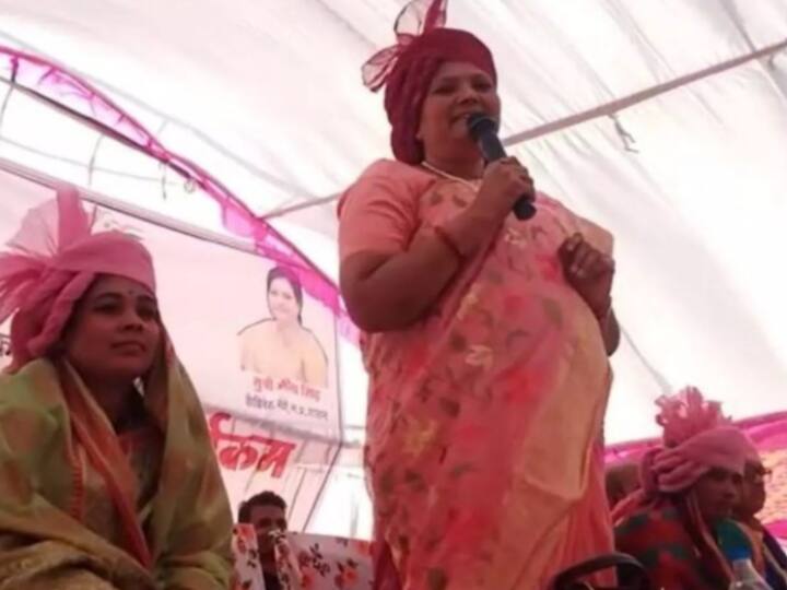 Minister Meena Singh Mukhyamantri Samuhik Vivah Yojana Poor quality jewelery viral video ANN Watch: नव-विवाहित जोड़ों को मिलने वाले आभूषण की क्वालिटी देख भड़कीं मंत्री मीना सिंह, वीडियो वायरल