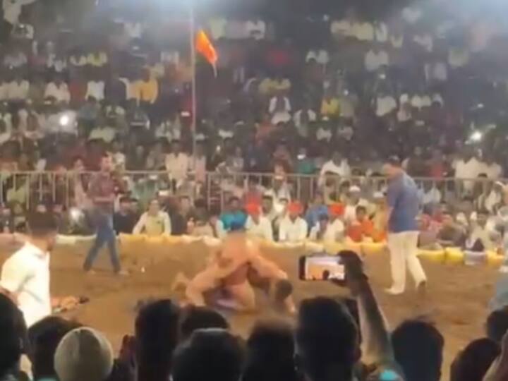 रोमहर्षक अशा झालेल्या कुस्तीमध्ये पैलवान सिकंदर शेखने पंजाबाच्या भारत केसरी गोपी पंजाबला चितपट केले.