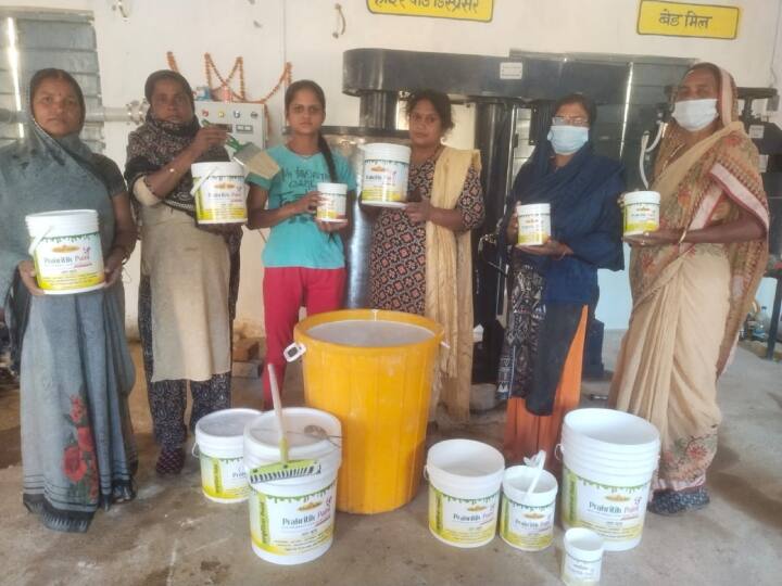 Chhattisgarh Rural women empowered by manufacturing natural paint from cow dung Chhattisgarh Gobar Paint ANN Chhattisgarh Gobar Paint: गोबर पेंट ने बदल डाली ग्रामीण महिलाओं की तकदीर, 15 दिनों के अंदर हुई बंपर बिक्री