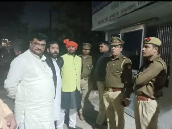 Varanasi VHP district president Rajesh Pandey Attack Unidentified people fired Car Due to Parking ANN Varanasi News: विश्व हिन्दू परिषद के जिला अध्यक्ष पर देर रात हमला, पार्किंग को लेकर चलाई गोली
