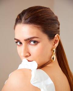 Kriti Sanon : 'அவள் சிரித்தால் சிரிப்பழகு..’கருப்பு வெள்ளை உடையில் கண்களை பறிக்கும் கிருத்தி சனோன்!