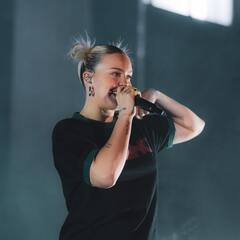 Anne-Marie: முதல் முறையாக இந்தியாவில் இசை நிகழ்ச்சி நடத்திய ஹாலிவுட் பாடகி..வைரலாகும் கலர் கலர் போட்டோஸ்!