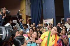 Photo: स्मृती इराणी यांची सेल्फी विथ लाभार्थी मोहीम, एक कोटी महिलांसोबत घेणार सेल्फी