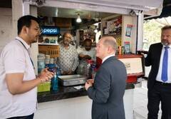 German Chancellor's India Visit:  ਦਿੱਲੀ 'ਚ ਸੜਕ ਕਿਨਾਰੇ ਜਰਮਨ ਚਾਂਸਲਰ ਓਲਾਫ ਸ਼ੋਲਜ ਨੇ ਲਈ ਚਾਹ ਦੀ ਚੁਸਕੀ, ਕਿਹਾ- ਭਾਰਤ ਦਾ ਅਸਲੀ ਸਵਾਦ