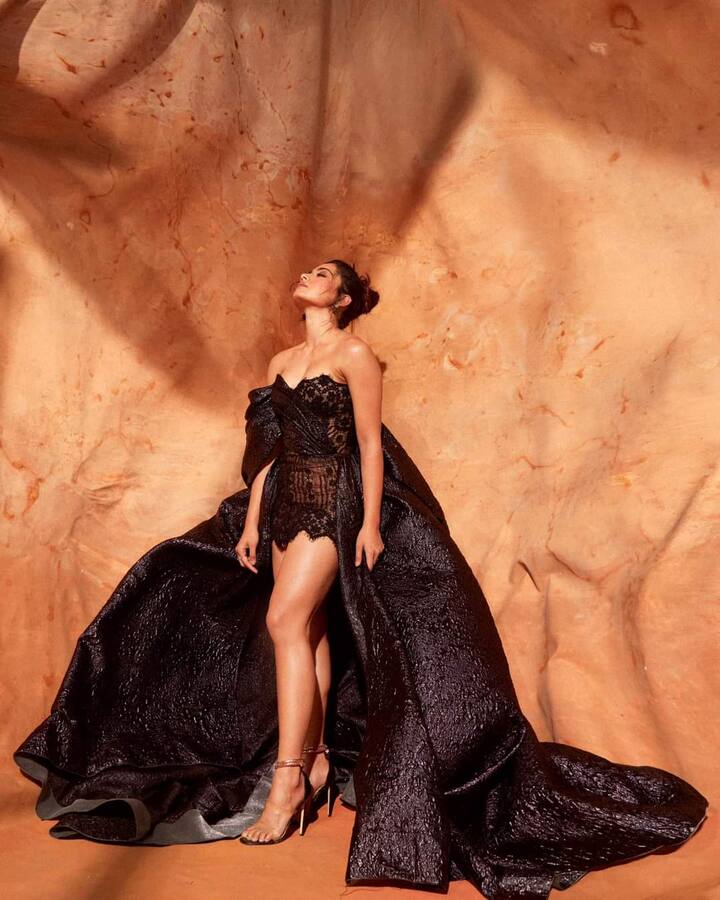 అప్పుడే విరిసిన నల్ల కలువలా ఫోటోలకు ఫోజిచ్చింది ఈ ఇండియన్ క్రష్. -Image Credit: Rashmika Mandanna/Instagram