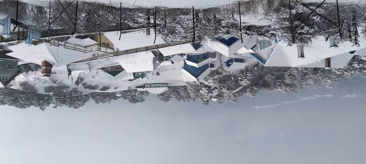 কলকাতা যখন গরমে নাজেহাল, তখন সান্দাকফু, ফালুট ঢেকেছে বরফে। তুষারপাতের জেরে তাপমাত্রা নেমেছে অনেকটাই।