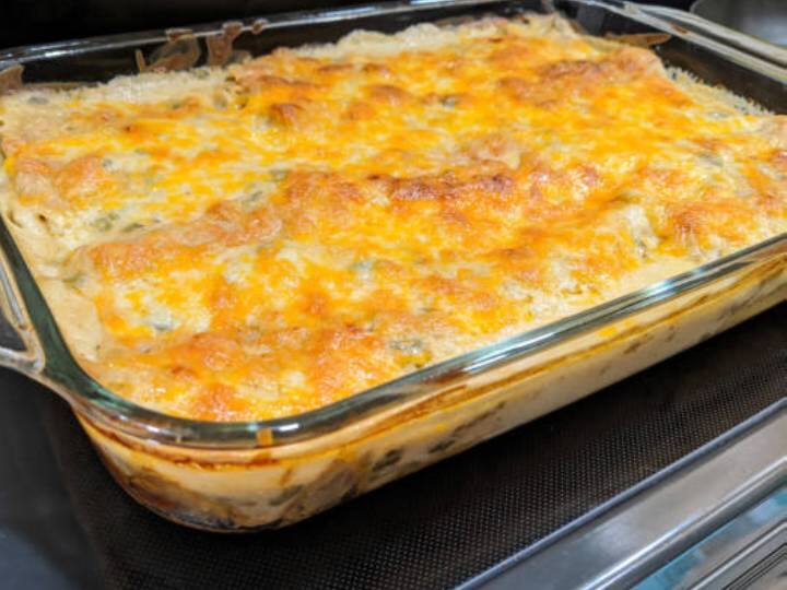 आप चिकन लवर हैं, तो आपको इस रेसिपी को अपनी लिस्ट में शामिल करना होगा. यह मलाईदार और सुस्वाद व्यंजन आपका परम पसंदीदा बन जाएगा. सबसे पहले, आपको चिकन पकाने की जरूरत है,दूध का घोल बनाएं और फिर अंतिम डिश पाने के लिए पुलाव को बेक करें. आप इस रेसिपी को पार्टी,पॉट लक या पिकनिक के लिए भी बना सकते हैं. इस चिकन पुलाव रेसिपी में, हमने पालक, चेरी टमाटर, मशरूम और लहसुन को सब्जी के रूप में डाला है. आप चाहें तो शिमला मिर्च और प्याज भी डाल सकते हैं. इस रेसिपी को आप एक बार आजमा कर देखिए बार-बार खाने का करेगा मन. एक पैन में मक्खन गरम करें. अब पैन में बोनलेस चिकन के टुकड़े डालकर करीब 10 मिनट तक पकाएं. अब चिकन के टुकड़ों को पलट दें और 5 मिनट तक और पकाएं. पके हुए चिकन के टुकड़ों को एक प्लेट में निकाल लें.