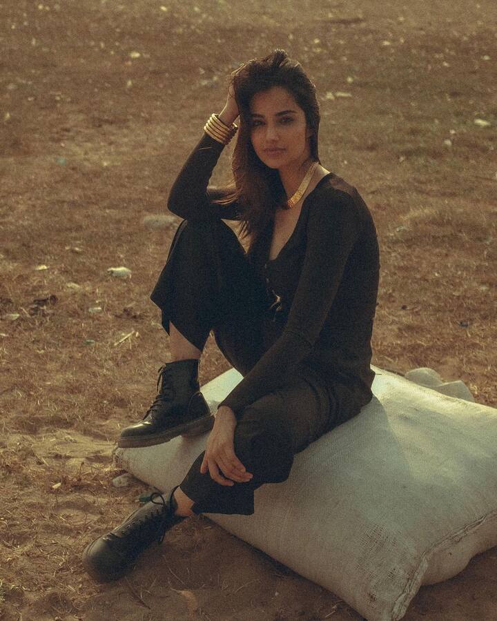 మీనాక్షి రోజు రోజుకి చిక్కిపోతూ మరింత స్లిమ్ గా తయారైంది. -Image Credit: Meenakshi Chaudhary/Instagram