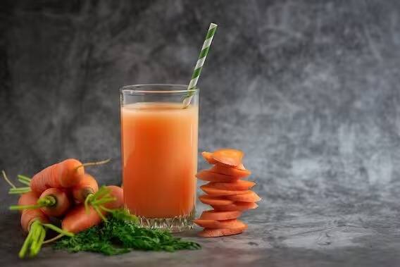 गाजरमध्ये व्हिटॅमिन ए, व्हिटॅमिन बी आणि व्हिटॅमिन ई सारख्या अनेक उत्कृष्ट पोषक तत्वांचा समावेश आहे, म्हणून गाजराचा ताजा रस प्या.