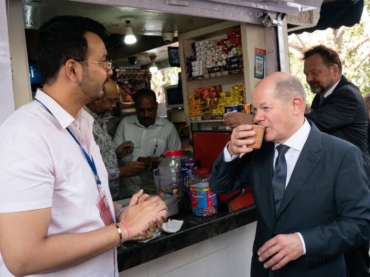 German Chancellor Olaf Scholz Relishes Tea: भारत के दो दिन के दौरे पर आए जर्मन चांसलर ओलाफ शोल्ज चाणक्यपुरी दिल्ली की चाय के स्वाद के मुरीद हो गए. वो इसे भारत का सच्चा स्वाद कहने से भी नहीं चूके.