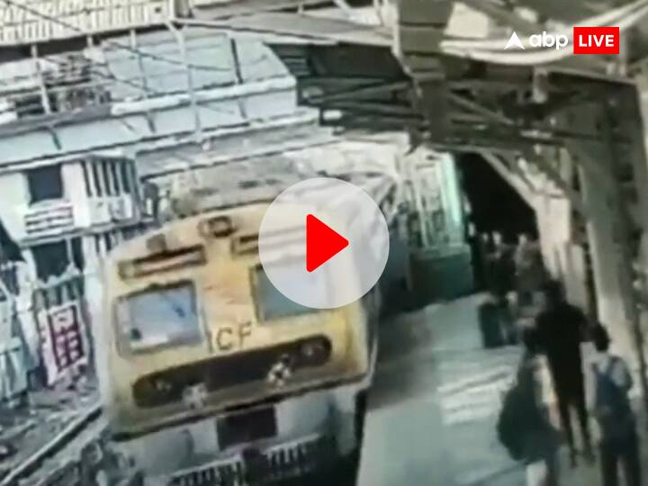 Watch Mumbaia Nalasopara Railway Station Viral Video Man Attempts To Commit Suicide Saved By Railway Homeguard Rao Manjre Watch: मुंबई में रेलवे स्टेशन पर RPF जवान ने दिखाई मुस्तैदी, खुदकुशी करने जा रहे शख्स की यूं बचाई जान
