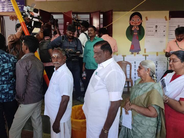 அ.தி.மு.க வேட்பாளர் தென்னரசு, தனது வாக்கினை பதிவு செய்வதற்காக வரிசையில் நின்ற காட்சி