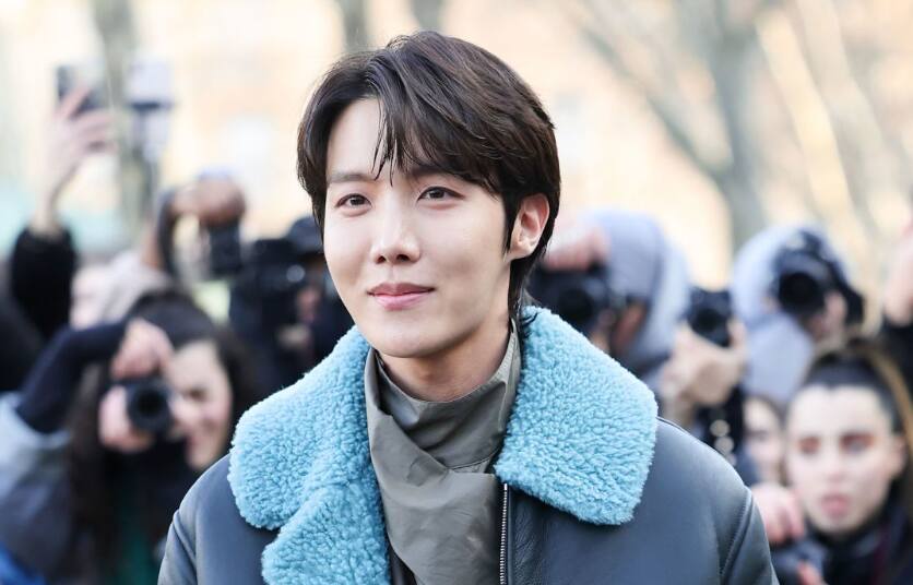 BTS star J Hope is signing up for mandatory military service BTS J-Hope : Jin नंतर आता बीटीएसचा दुसरा सदस्य होणार सैन्यात भरती, J-Hope नं चाहत्यांना दिली मोठी बातमी