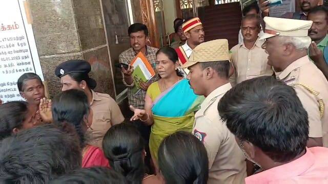 இலவச வீட்டு மனை பட்டா தொடர்பாக ஆட்சியரை முற்றுகையிட்ட மக்கள் - தருமபுரியில் பரபரப்பு
