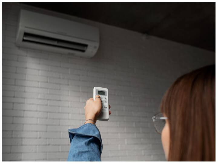 आजकल बाजार में स्मार्ट AC आने लगे हैं. वैसे तो ये ट्रेडिशनल AC की ही तरह होते हैं. लेकिन इनमें सिर्फ ये अंतर होता है कि ये WiFi से कनेक्ट हो जाते हैं, जिसके बाद इन्हें स्मार्टफोन के जरिए भी कंट्रोल किया जा सकता है.