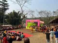 असम में ईसाई आदिवासी परिवार के 142 लोगों ने अपनाया हिंदू धर्म, देखें तस्वीरें