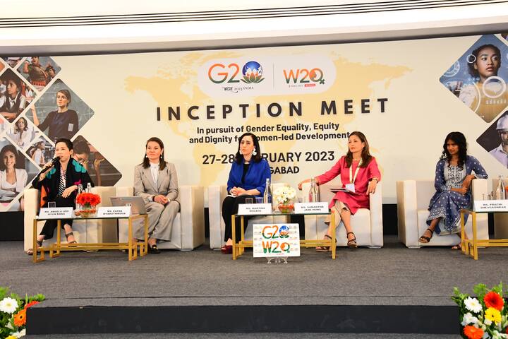 W20 इंडियाच्या अध्यक्ष डॉ. संध्या पुरेचा यांनी या सत्राचा प्रारंभ करताना महिलांना त्यांचे स्वतःचे उद्योग उभारण्यात आणि आर्थिक स्वातंत्र्य मिळवण्यात मदत करणारा iWN365 उपक्रम सुरू केला.