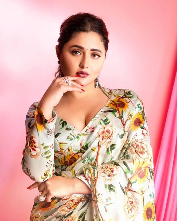 Rashami Desai Photo: डीप नेक टॉप में रश्मि देसाई का हॉट लुक, फोटो देखते ही हो जाएंगे प्यार