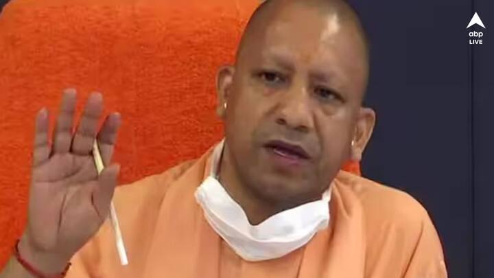 ট্যুইটারে নামের জায়গায় লেখা রয়েছে, ‘যুগ ল্যাবস্’। বদলে গিয়েছে তৃণমূলের ট্যুইটার অ্যাকাউন্টের মূল ছবিটিও।