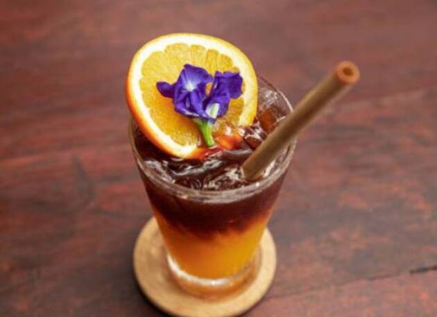 ਇਸ ਸਧਾਰਨ ਕੌਫੀ ਡ੍ਰਿੰਕ ਨੂੰ ਬਣਾਉਣ ਲਈ, ਇੱਕ ਪੈਨ ਵਿੱਚ 2 ਕੱਪ ਪਾਣੀ ਅਤੇ ਇੱਕ ਦਾਲਚੀਨੀ ਪਾਓ।