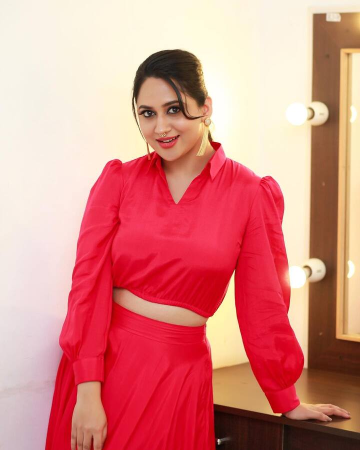 இவரது உண்மையான பெயர், ஜிமி ஜார்ஜ்