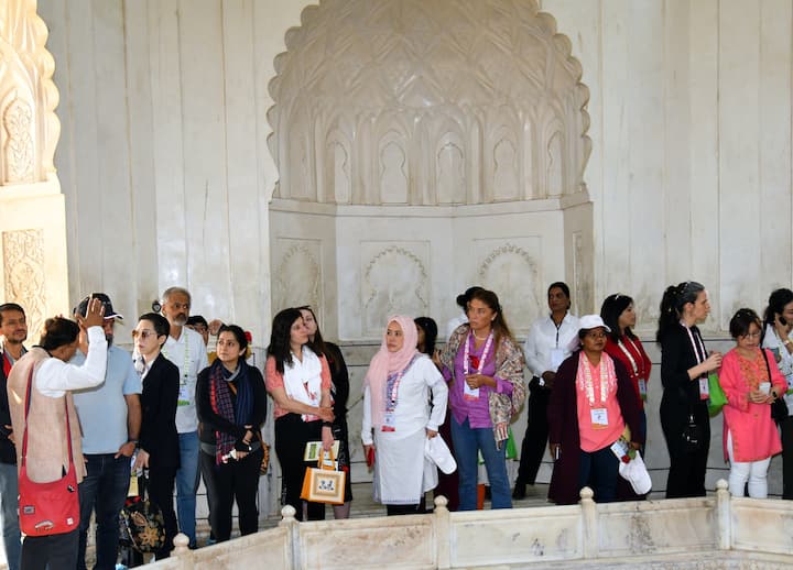 यावेळी इंटयाक संस्थेच्या प्रतिनिधींनी परदेशी पर्यटक महिलांना या वास्तू विषयी माहिती दिली.