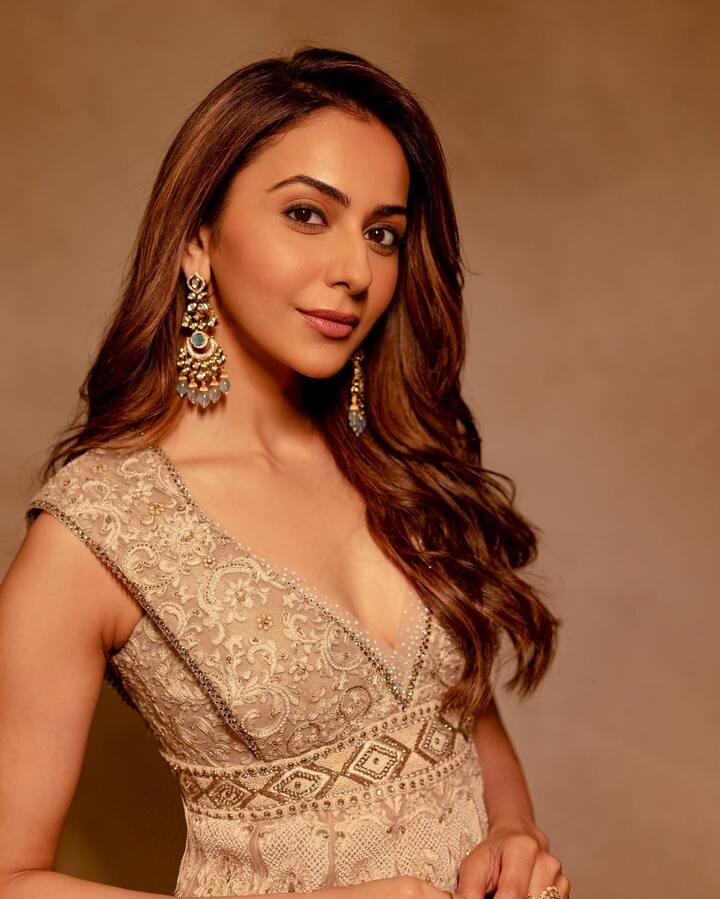 వరుస పెట్టి బాలీవుడ్ లో సినిమాలు చేస్తూ ఫుల్ బిజీ హీరోయిన్ గా మారిపోయింది.  Image Credit: Rakul Singh/ Instagram