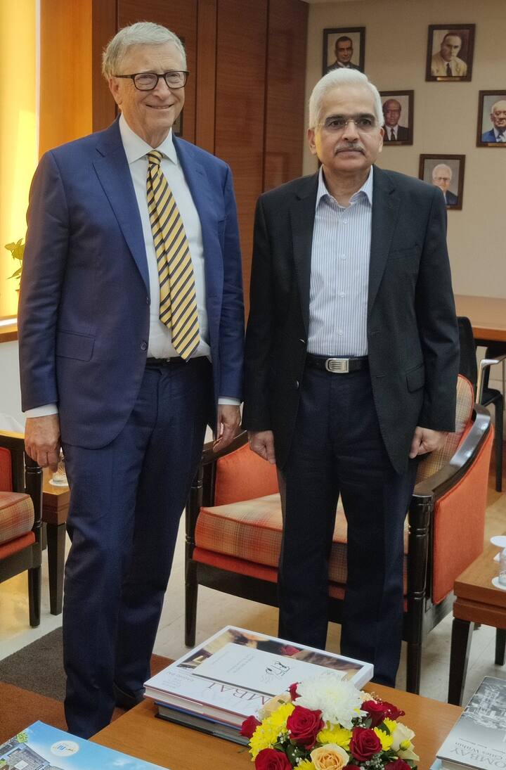 “financial inclusion, payment systems, microfinance and digital lending या विषयावर बिल गेट्स यांच्यासोबत उत्कृष्ट बैठक झाली,” असं दास यांनी बैठकीनंतर ट्वीट केले