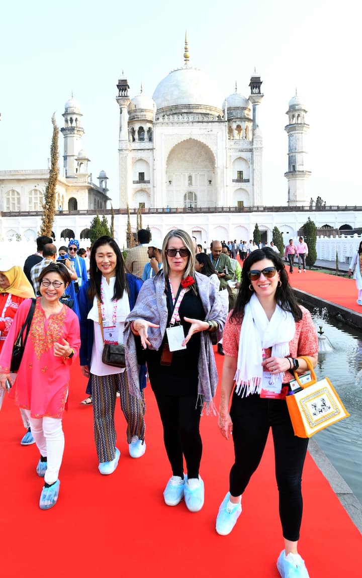 मकबरा व परिसरातील ऐतिहासिक वास्तूचे सौंदर्य पाहून त्यांनी आनंद व्यक्त केला.