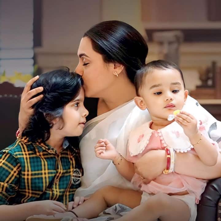 राणी मुखर्जी स्वतः एका गोंडस मुलीची आई आहे. तिने आपल्या मुलीचे नाव आदिरा असे ठेवले आहे. फोटोमध्ये दिसणारी ही दोन मुलं तिच्या 'मिसेज चॅटर्जी वर्सेस नॉर्वे' या चित्रपटात दिसणार आहेत.