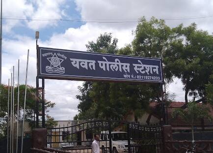 Maharashtra HSC Exam : दौंडमध्ये बारावीच्या विद्यार्थ्यांना कॉपी करण्यास सहाय्य करणाऱ्या 9 शिक्षकांवर गुन्हा दाखल Maharashtra HSC Exam FIR registered against 9 teachers who helped students to copy in Daund Maharashtra HSC Exam : दौंडमध्ये बारावीच्या विद्यार्थ्यांना कॉपी करण्यास सहाय्य करणाऱ्या 9 शिक्षकांवर गुन्हा दाखल