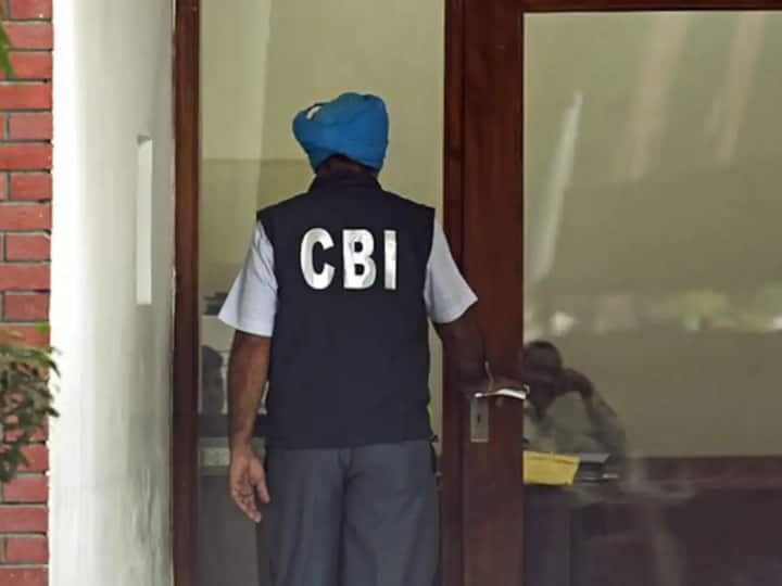 CBI seizes gold Rs 22 lakh cash Rs 7 crore in demand drafts in bank fraud case CBI Action: बैंक धोखाधड़ी मामले में स्टर्लिंग मोटर्स पर सीबीआई का एक्शन, 21 लाख कैश और करीब 7 करोड़ का DD जब्त