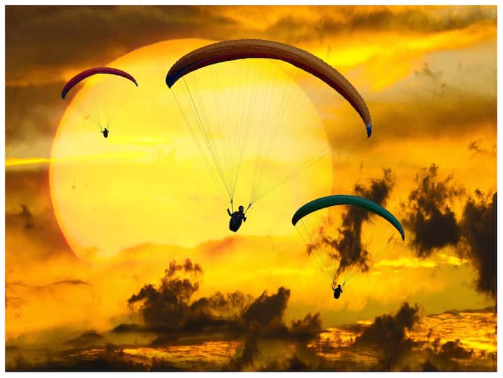 Parachute: पैराशूट आने के बाद तो मानो लोगों में आसमान में जाने और गिरने का डर खत्म हो गया हो. लेकिन क्या आप जानते हैं कि यह उड़ता कैसे है? कैसे इसके सहारे लोग आसमान से सही सलामत जमीन पर उतर आते हैं?